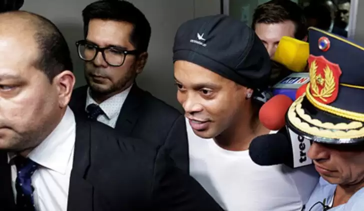 Ronaldinho kadınlarla parti yaparken yakalandı
