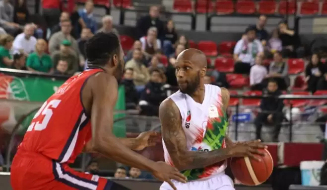 Pınar Karşıyaka sahasında farka gitti