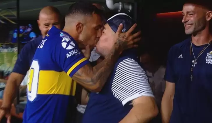 Tevez, Maradona'yı neden öptüğünü açıkladı