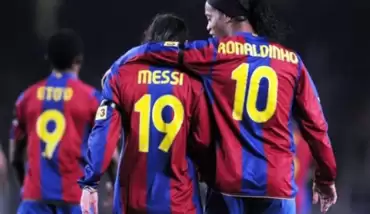 Lionel Messi, Ronaldinho'ya yardım ediyor!