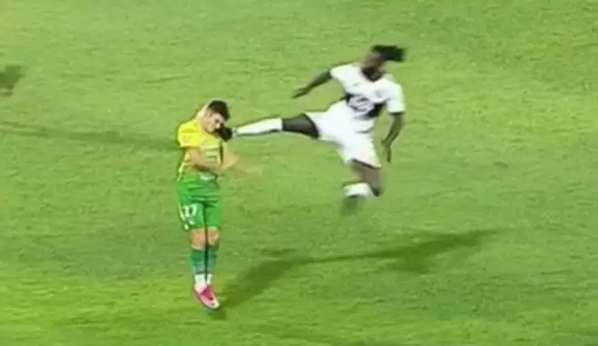 Adebayor'dan uçan tekme!