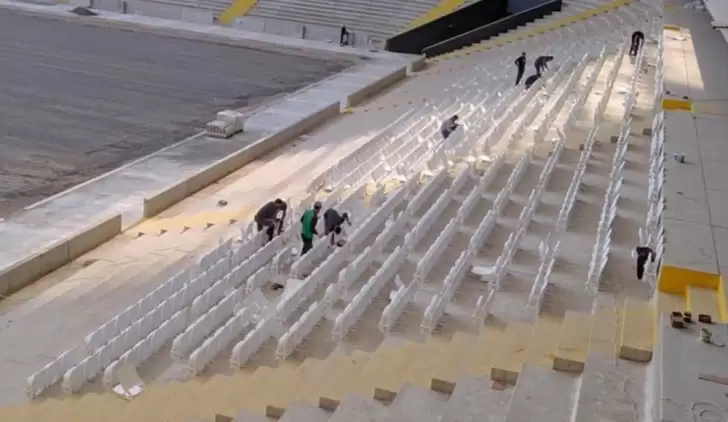 Yeni Adana Stadyumunda koltuk montajı başladı	