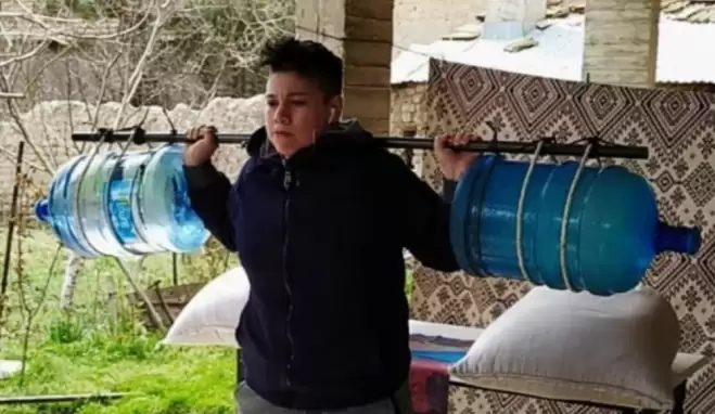 Damacanadan yaptığı halter barlarıyla çalışıyor... (Video)