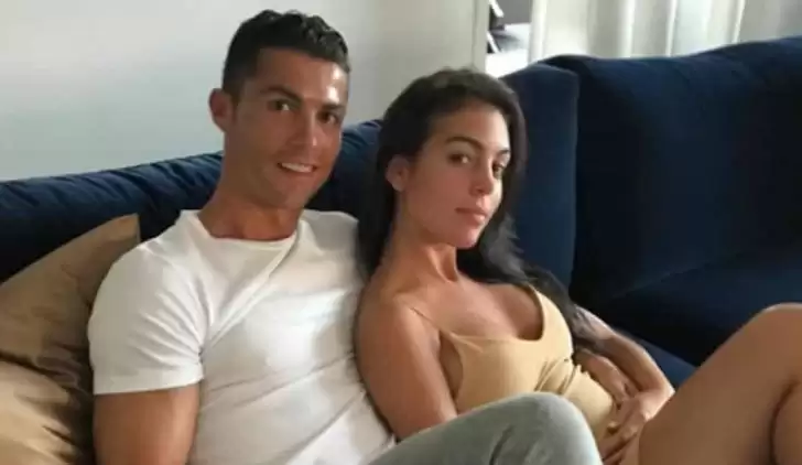 Ronaldo, Georgina Rodríguez'e saçlarını kestirdi