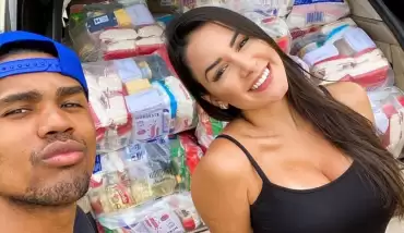 Douglas Costa, arabasıyla yardım malzemesi dağıttı!