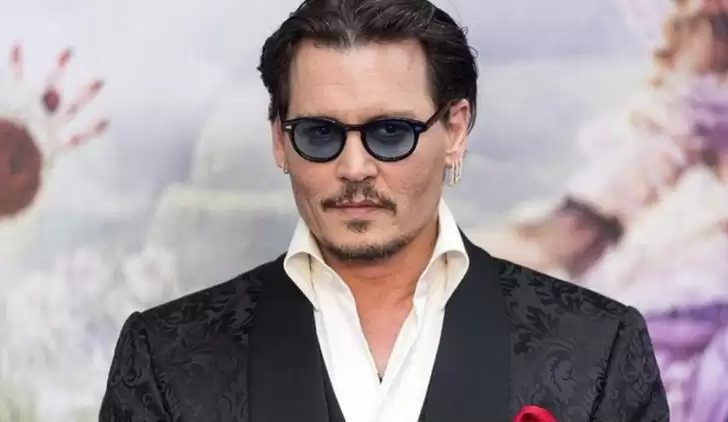 Johnny Depp 1 saatte 1 milyon takipçiye ulaşarak rekor kırdı