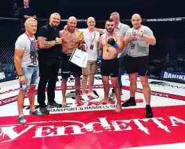 Şampiyon dövüşçü Müslüman oldu! (VİDEO)