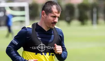 Emre Belözoğlu: "Maçta kimseden çekinme, bas!"