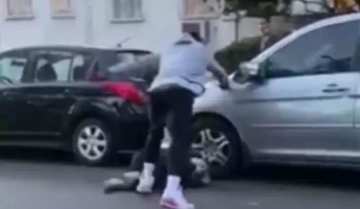 Ünlü basketbolcu arabasına zarar veren kişiyi dövdü