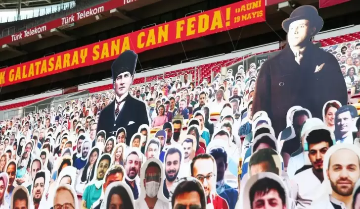 Atatürk ve Ali Sami Yen'in fotoğrafları tribünde