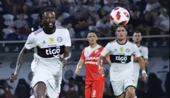 Adebayor'un Olimpia kariyeri kısa sürdü