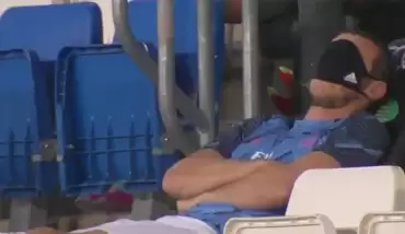 İlginç görüntü! Maçta uyudu...