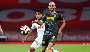 Kenara alındı, sandalyeye tekme attı