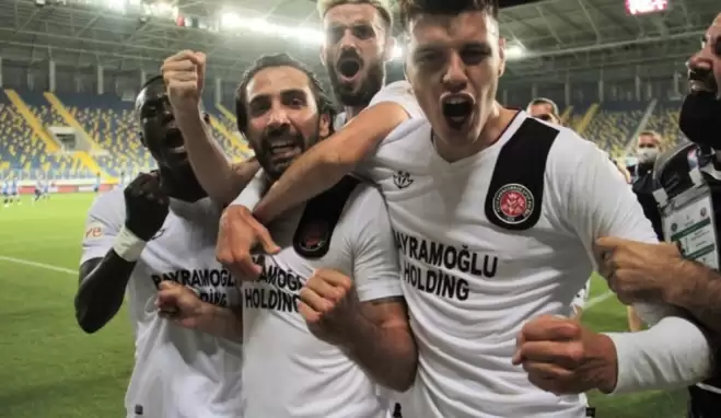 Karagümrük futbolcularının Süper Lig sevinci