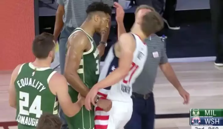 Antetokounmpo rakibine kafa attı!