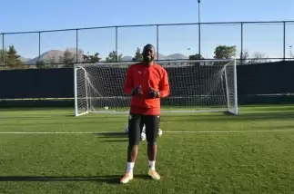 BB Erzurumspor’un yeni file bekçisi Farnolle ilk antrenmanına çıktı