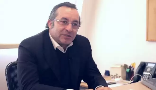 Eski genel sekreter sponsorun başına geldi