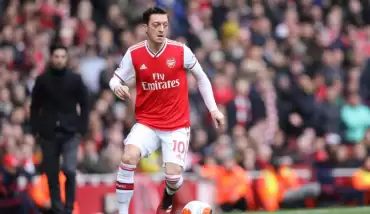 1400 öğrencinin öğle yemeği Mesut Özil'den