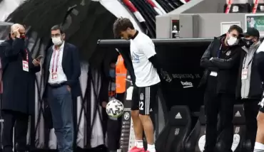 Eli belinde, maskesi boğazında ısındı!