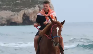 Antalyasporlu Podolski, Patara'nın tanıtımı için objektif karşısına geçti