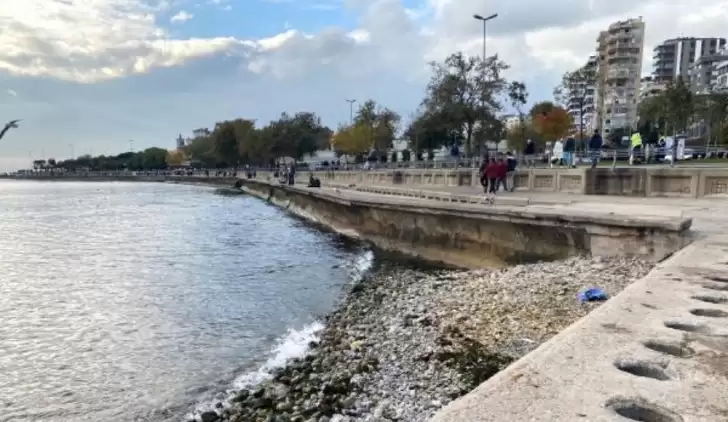 Kadıköy'de deniz neden çekildi? Deprem işareti mi?