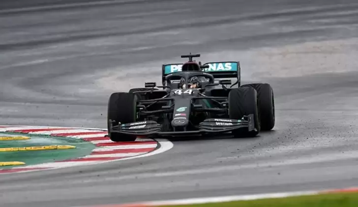 Hamilton, Mercedes F1 Takımı ile bir yıllık sözleşme imzaladı