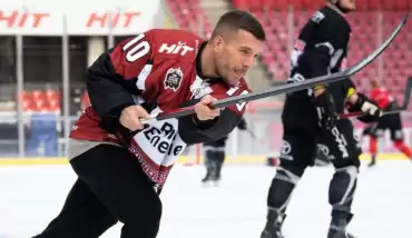 Futbolun golcüsü buz hokeyine geçecek