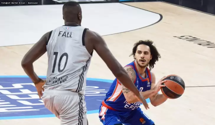 Anadolu Efes erteleme maçından galip ayrıldı