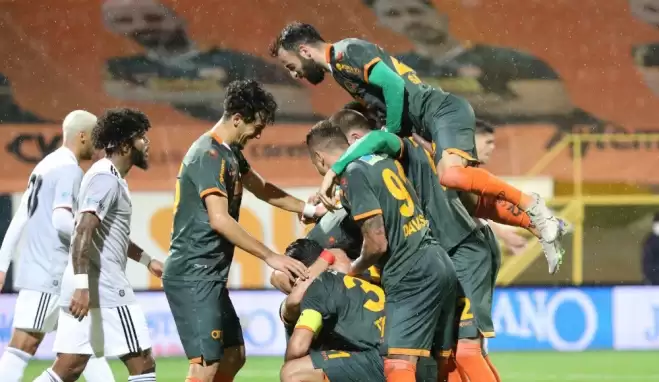 Oyunculardan Çağdaş Atan'a övgü: "Hocamızla oyunumuzu çok geliştirdik"