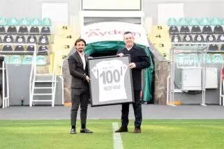 Recep Niyaz’a 100. maç hediyesi