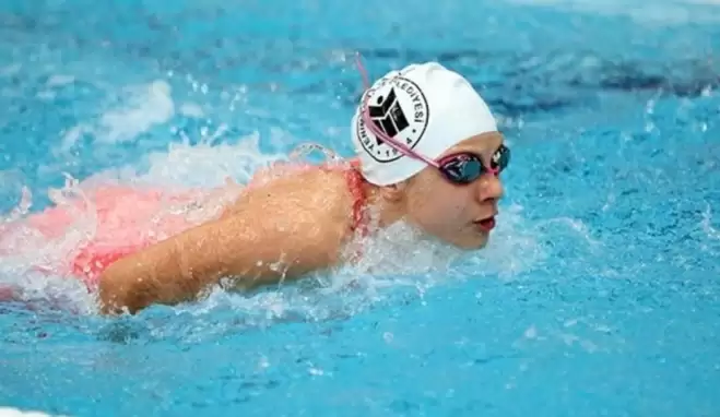 ENKA'nın milli yüzücüsü Merve Tuncel'den dünya rekoru