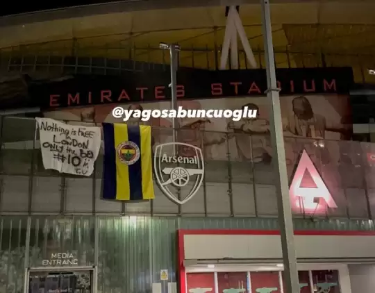 Fenerbahçeli taraftarlardan Emirates Stadyumu'nda Mesut Özil pankartı