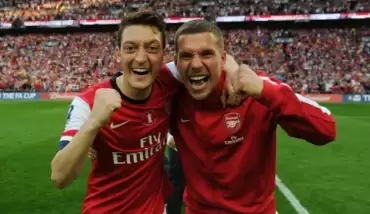 Podolski'den Mesut'a mesaj: "90 değil, 60 dakika oynuyoruz"