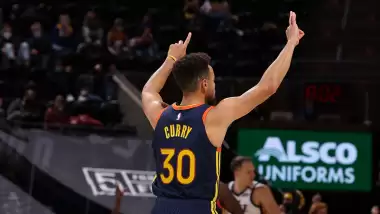 Curry'nin 3'lükleri Jazz'ı durdurmaya yetmedi