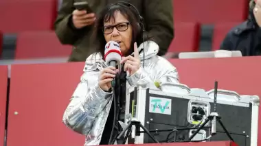 Kült spikere emeklilik jesti! Katar'da kadın sesi