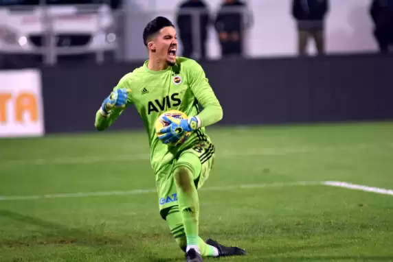 Altay Bayındır'dan geçit yok!