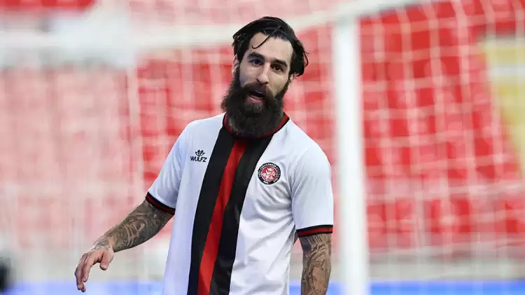 Jimmy Durmaz'ın kulağında Ebru Gündeş var!