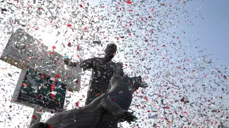 Bursaspor'da efsane futbolcunun heykeli açıldı