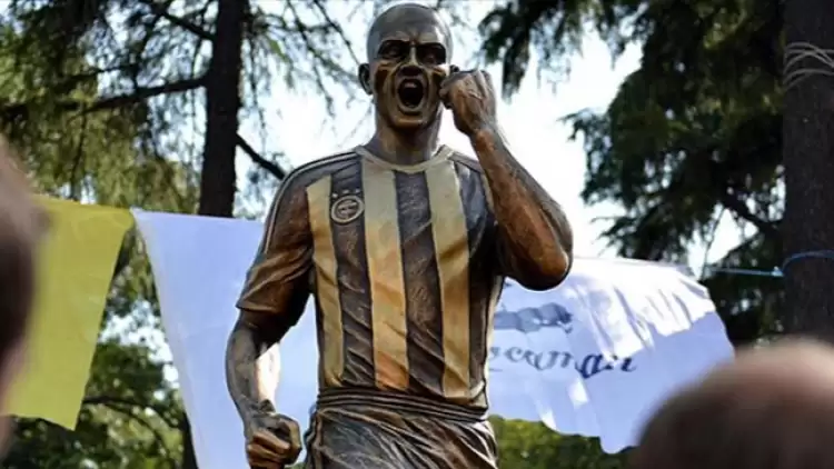 Fenerbahçe efsanesi Alex'in heykeline otomobil çarptı!