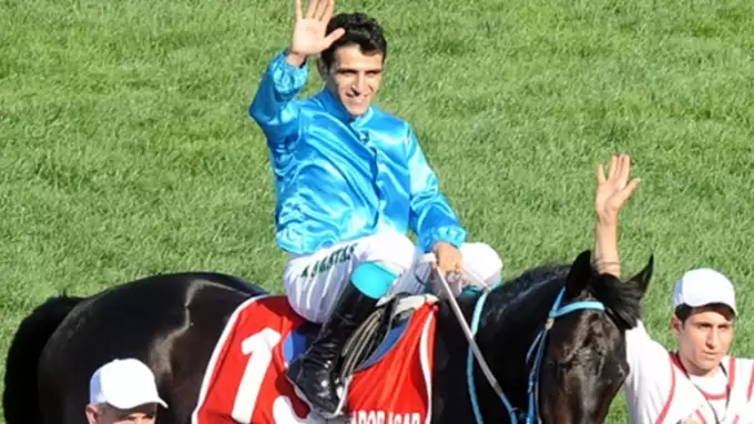 Halis Karataş yumruk attığı atla pistte!