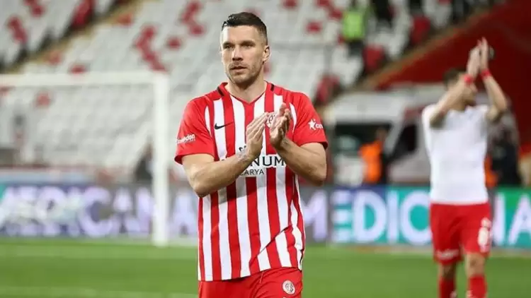 Antalyasporlu Lukas Podolski: Önümde 2-3 teklif var