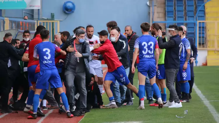 Karabükspor-Kastamonuspor maçı bitti, saha savaş alanına döndü!
