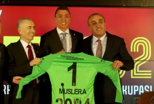 Muslera imzayı attı, geri çevirdiği teklifi açıkladı!