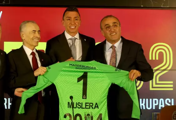 Muslera imzayı attı, geri çevirdiği teklifi açıkladı!