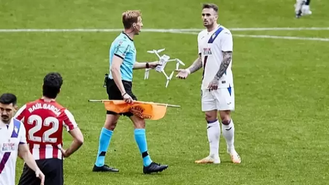 İspanya Milli Takımı'nı sahaya drone indirerek protesto ettiler