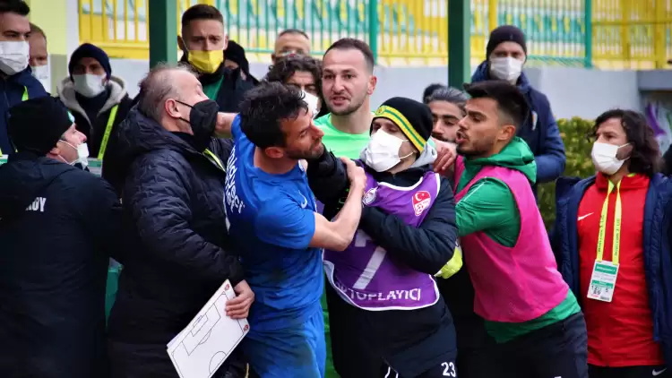 Darıca Gençlerbirliği-Çengelköy maçında futbolcular birbirine girdi!
