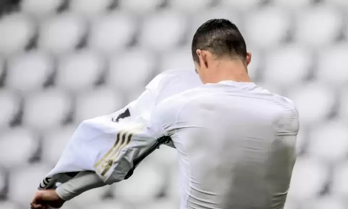 Juventus formasını yere fırlatan Ronaldo’ya tarihi ceza! 