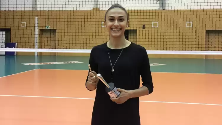 Simge Aköz, “En İyi Voleybol Oyuncusu” seçildi