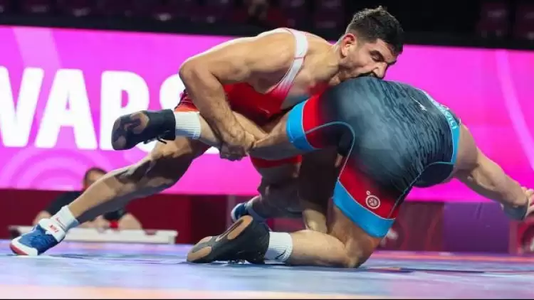 Milli güreşçi Taha Akgül yarı finalde