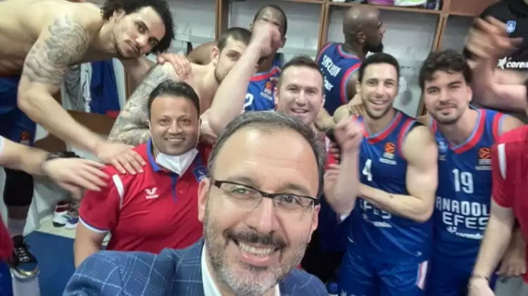 Bakan Kasapoğlu’undan Anadolu Efes’e fotoğraflı tebrik